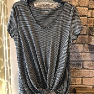 Maurice’s Knotted Hem T-shirt szL